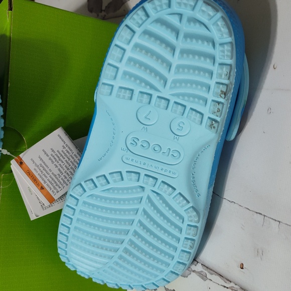 Blue multicolor Crocs size 5M 7W tie-dye Nwt - Picture 4 of 4